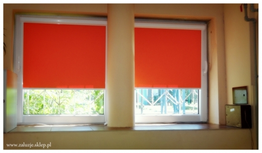 Osłony okienne - czerwone rolety okienne